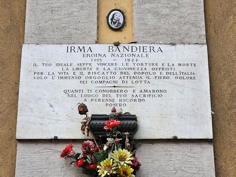 Lapide commemorativa di Irma Bandiera, eroina nazionale, con fiori e dedica al sacrificio e alla lotta per la libertà.
