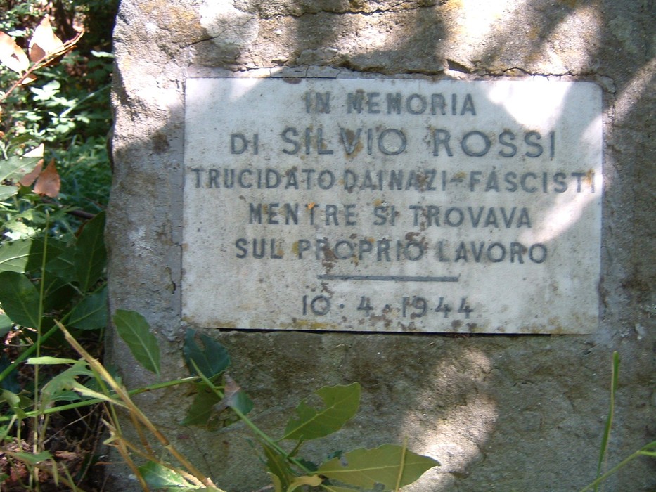 Cippo commemorativo in memoria di Silvio Rossi, trucidato dai nazifascisti nel 1944.