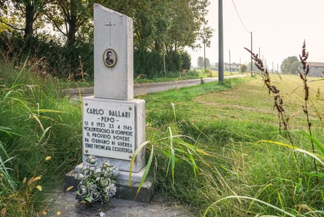 Cippo commemorativo di Carlo Dallari, in ricordo del suo sacrificio durante la Seconda Guerra Mondiale.