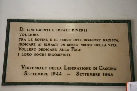 Lapide commemorativa del Municipio che celebra la liberazione di Cascina nel 1944.