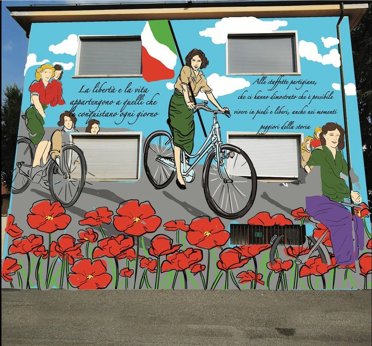 Murale che celebra le staffette partigiane, donne in bicicletta su sfondo colorato con papaveri e messaggi di libertà.