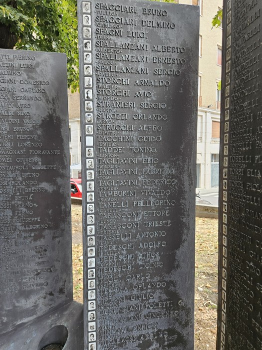 Sacrario formato da stele in pietra scura, all’aperto, con elenchi di nomi incisi.