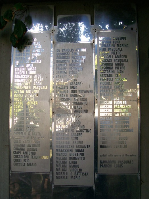 Monumento commemorativo delle vittime dell'eccidio di Meleto, simbolo di memoria e resistenza.