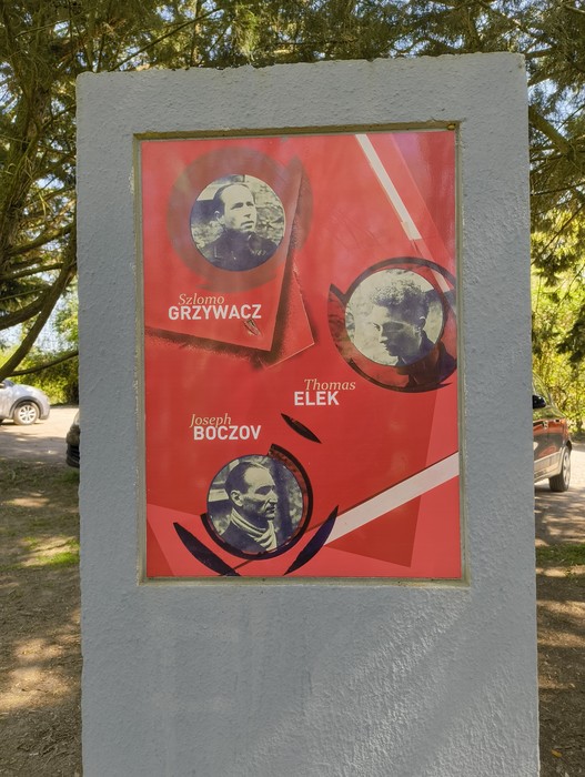 Memoriale del Gruppo Manouchian con ritratti di Szlomo Grzywacz, Joseph Boczov e Thomas Elek.