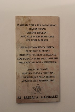 Lapide commemorativa a Giuseppina Brighenti, dedicata al suo impegno nella resistenza e nella giustizia sociale.