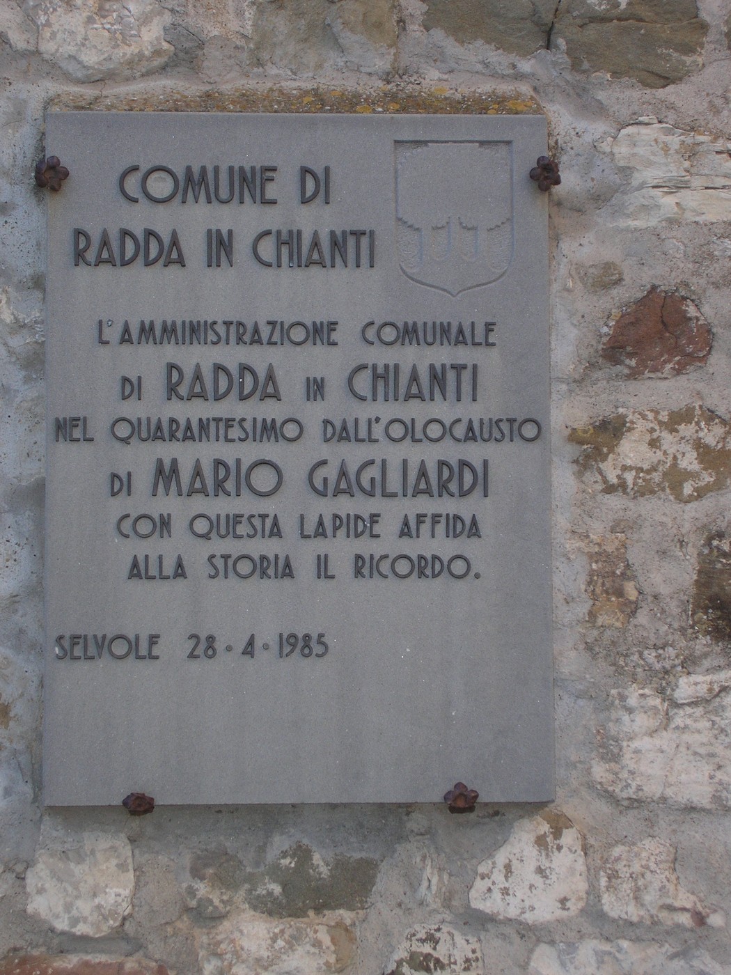 Lapide commemorativa dedicata a Mario Gagliardi, situata nel comune di Radda in Chianti.