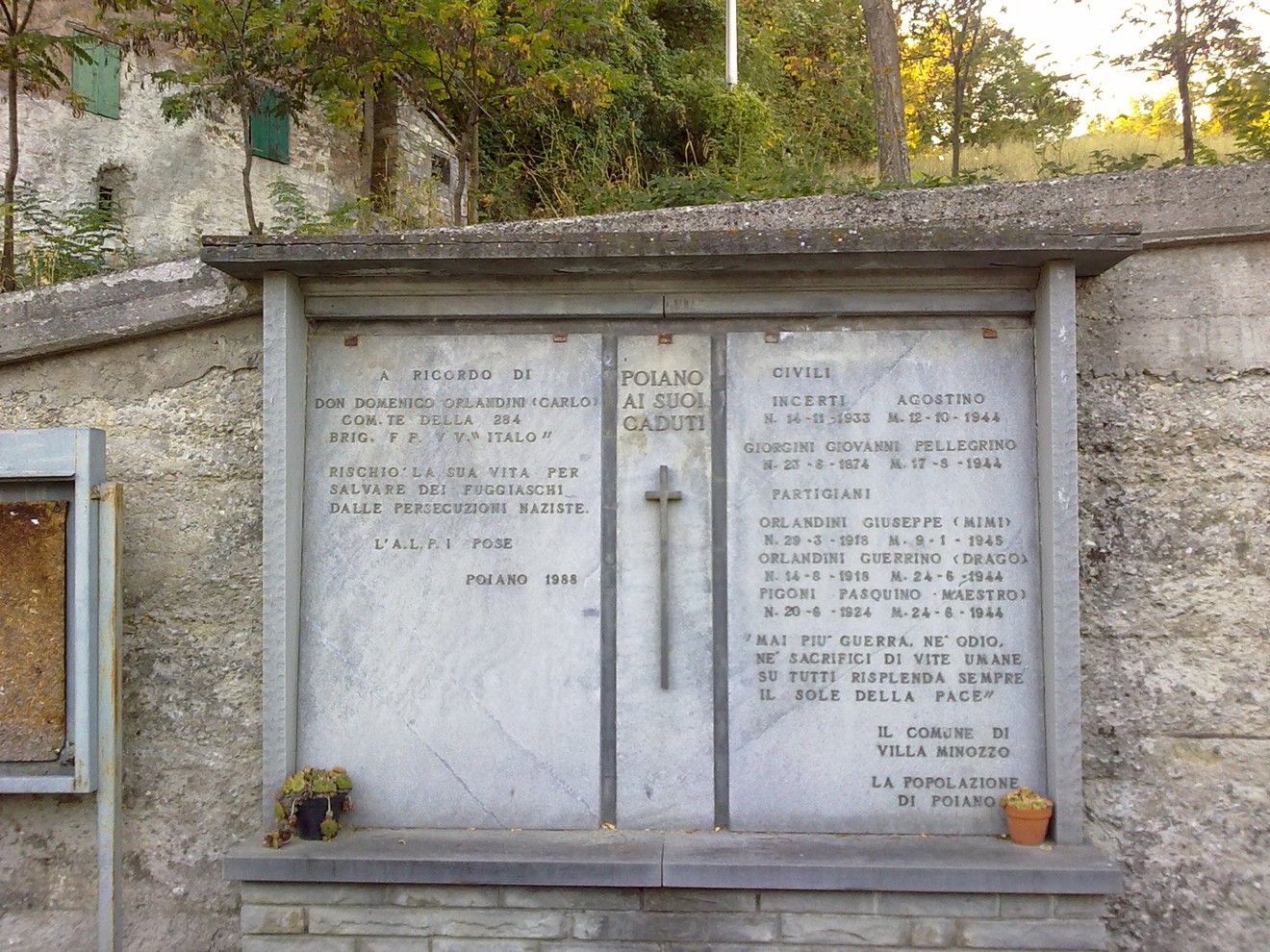 Monumento commemorativo dedicato ai caduti di Poiano, in onore delle vittime di guerre e conflitti.