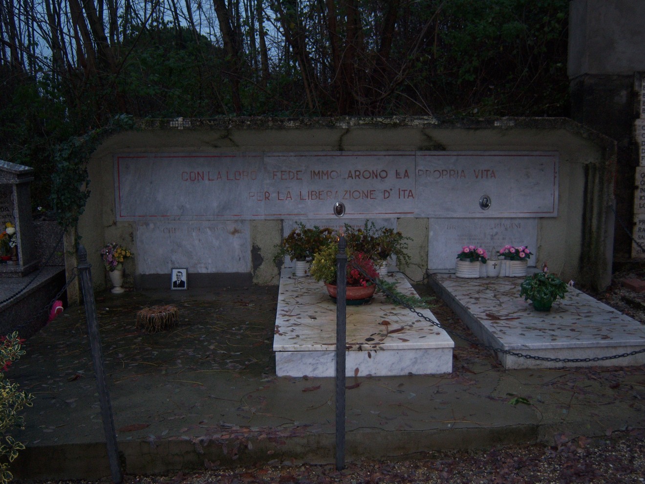 Sepolcri dei caduti per la Liberazione, omaggio ai sacrifici per la libertà e la giustizia.