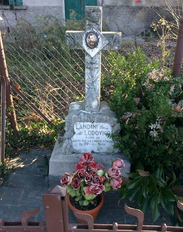 Croce commemorativa con decorazioni floreali, in memoria di Lodovico Landini.