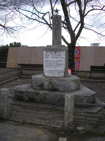 Monumento ai caduti, commemorazione dedicata alle vittime di guerra, con iscrizioni in onore dei defunti.