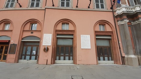 Lapide commemorativa dedicata agli sminatori caduti, situata su un edificio storico.
