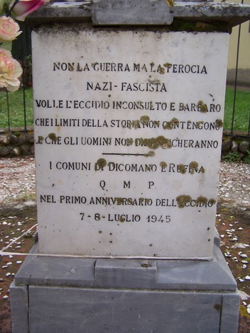 Cippo di Contea dedicato alle vittime della guerra nazi-fascista, commemorando eventi del 1945.