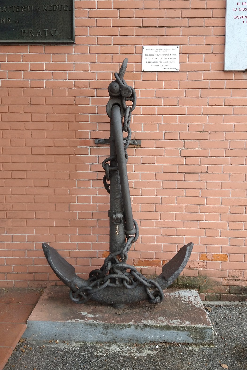 Monumento ai caduti per la Liberazione, simbolo di memoria e rispetto per i sacrifici del passato.