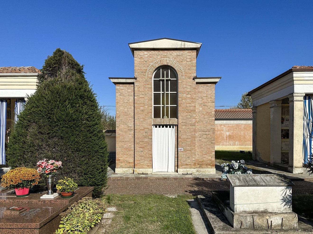 Sacrario dei partigiani di Fossoli, memoriale dedicato ai combattenti della Resistenza. Atmosfera di quiete e riflessione.
