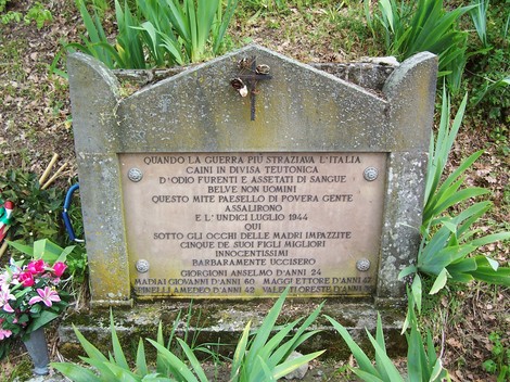 Cippo commemorativo dedicato ai fucilati di Quota, in ricordo delle vittime della guerra.