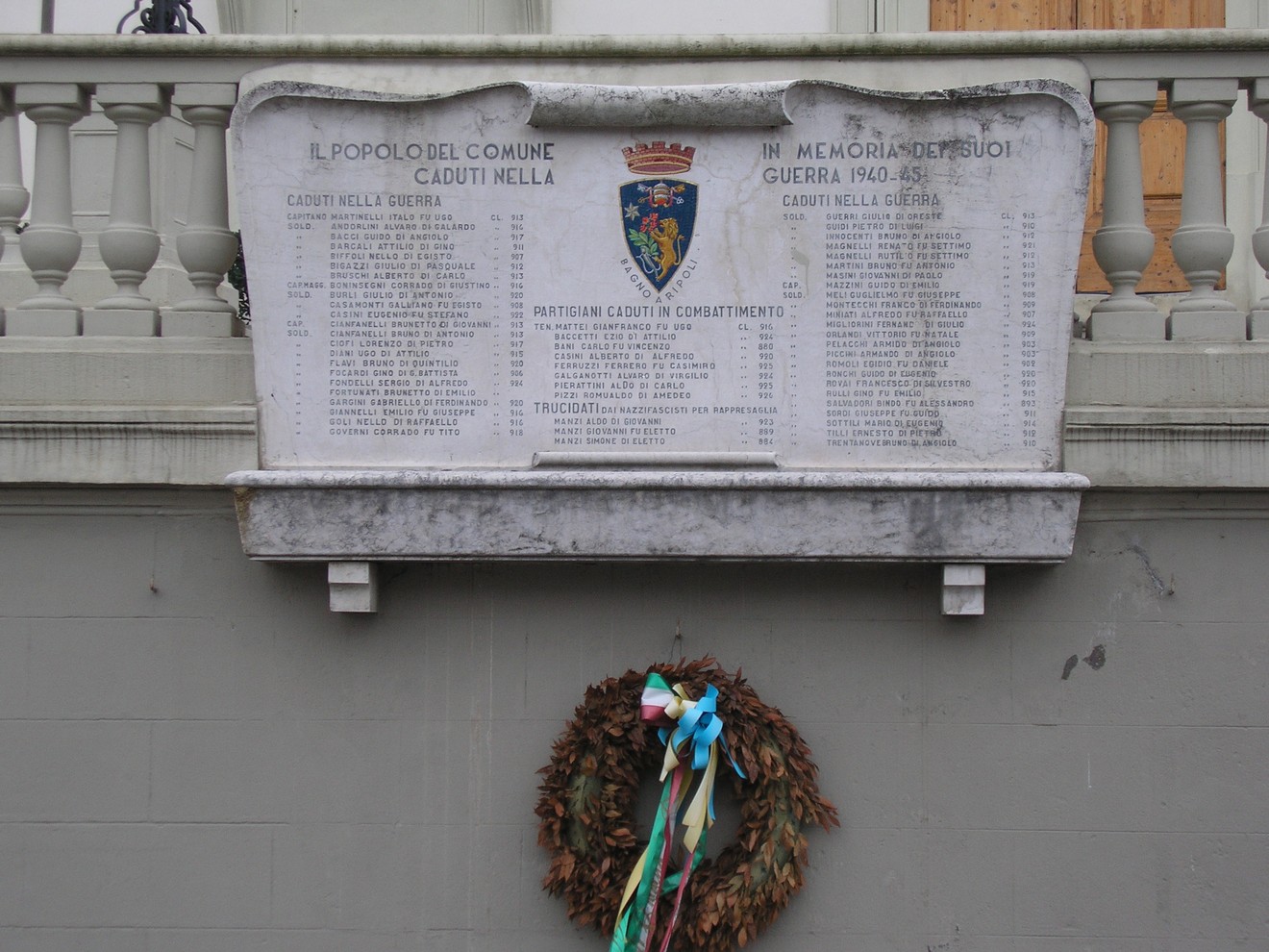 Lapide commemorativa in onore dei caduti di guerra del comune di Mella, con nomi e decorazioni.