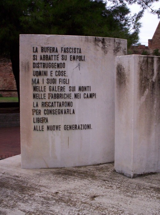 Monumento di piazza 24 Luglio, dedicato alla memoria delle vittime e alla liberazione dei giovani.