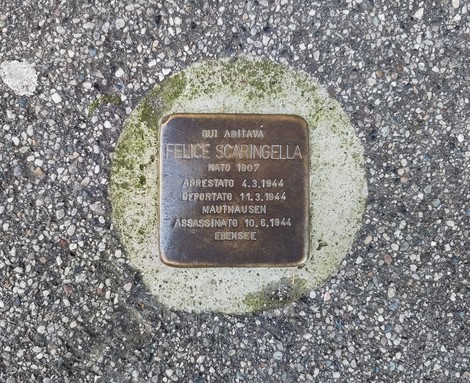 Pietra d'inciampo dedicata a Felice Scaringella, commemorativa della sua vita e destino tragico.