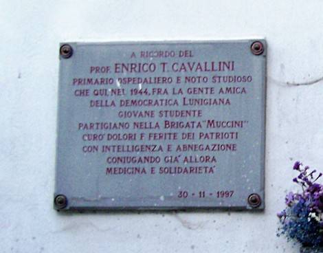 Lapide commemorativa dedicata a Enrico Cavallini, studente partigiano e medico, in onore del suo contributo.
