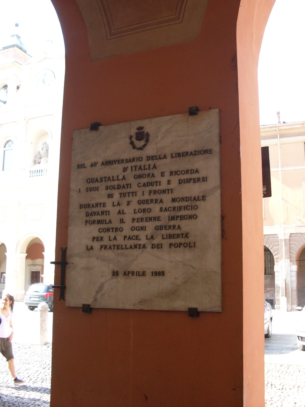Lapide commemorativa ai caduti di Guastalla, onorando il sacrificio dei soldati in guerra per la pace e la libertà.