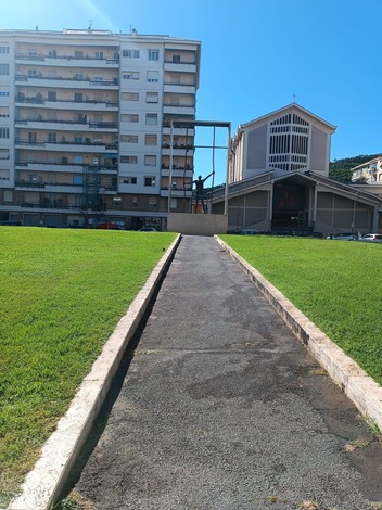Monumento alla Resistenza, simbolo di lotta e libertà, situato in uno spazio verde urbano.