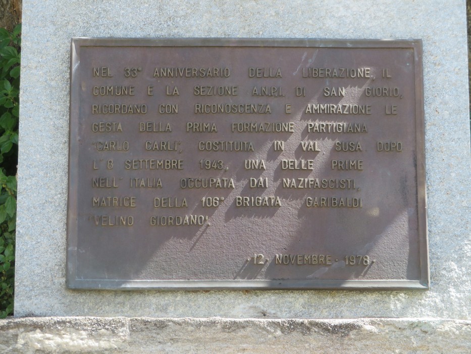 Cippi commemorativi dedicati ai caduti del rifugio GEAT e alla Brigata Carli, nel 35° anniversario della Liberazione.