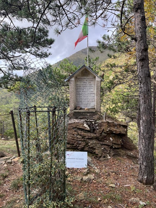 Sacrario ai Martiri di Passo Mezzano, monumento immerso nella natura per ricordare i caduti.