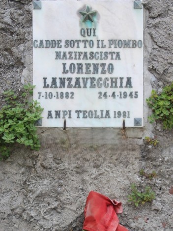 Lapide commemorativa dedicata a Lorenzo Lanzavecchia, vittima del nazifascismo. Situata in un contesto naturale.