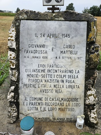 Cippo commemorativo per Giovanni Favagrossa e Carlo Martelli, partigiani caduti nella lotta contro il nazismo.