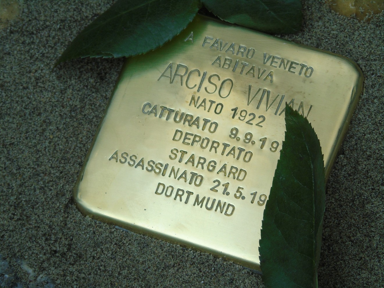 Pietra d'inciampo dedicata ad Arciso Vivian, con informazioni sulla sua vita e destino tragico.