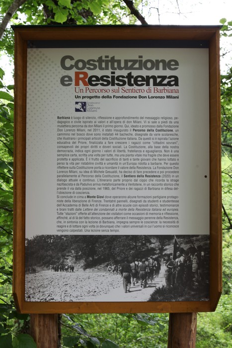Monumento di Padulivo dedicato a Costituzione e Resistenza, situato tra la natura e la storia.