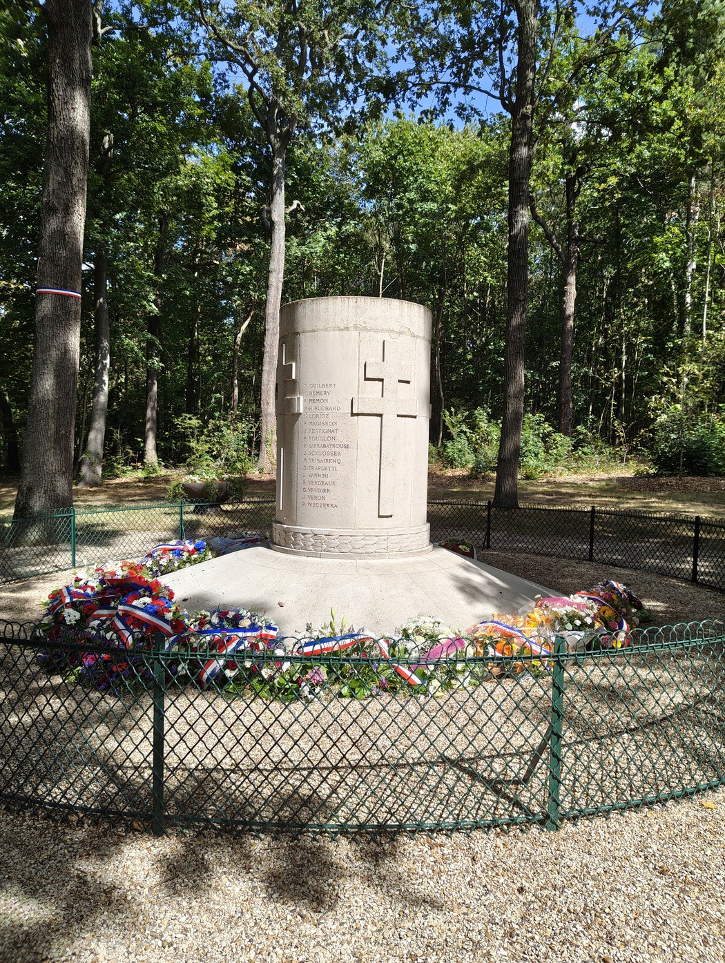 Monumento ai fucilati della cascata del Bois de Boulogne, Francia, foto 1