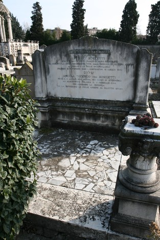 Cenotafio ai deportati nel cimitero ebraico, un omaggio alla memoria e alla dignità delle vittime.