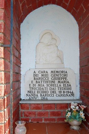 Tabernacolo dedicato alla famiglia Barucci, in memoria dei genitori e della sorella, con un rilievo sacro.