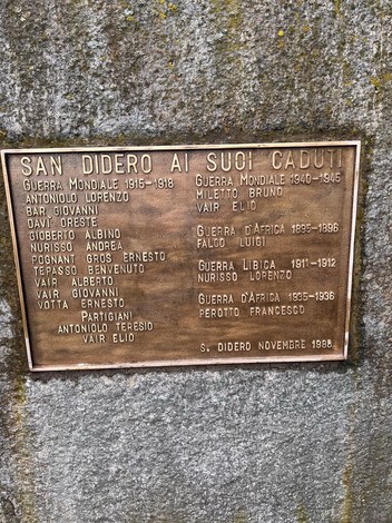 Monumento ai caduti, con targa commemorativa dedicata ai militari e civili nella guerra.