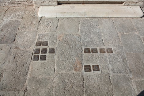Pietre d'inciampo commemorative disposte su un pavimento in pietra, in memoria degli ospiti della Casa Israelitica di riposo.