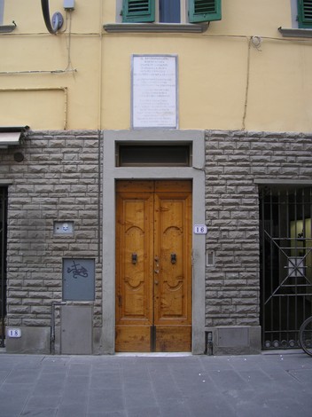 Lapide commemorativa su edificio a Lavagnini, evidenziando un evento storico significativo.