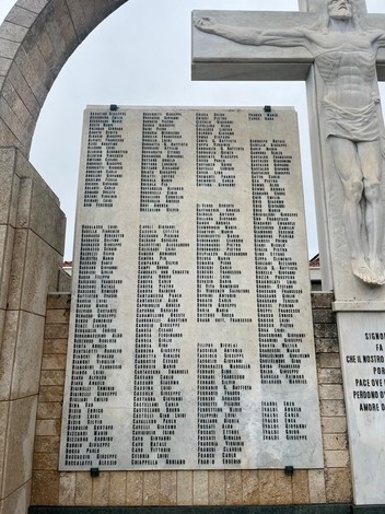 Memoriale "Campo della Gloria" con nomi di caduti, simbolo di commemorazione e rispetto per il sacrificio.