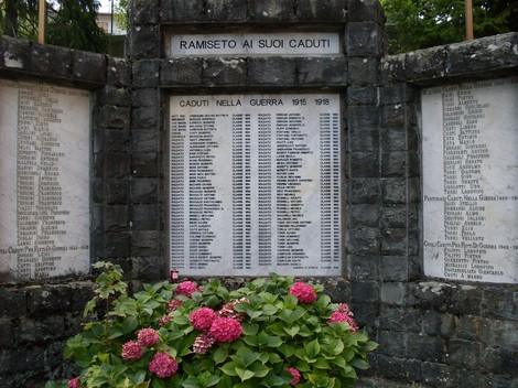 Monumento ai Caduti di Ramiseto, commemorazione dei caduti nella Prima Guerra Mondiale con nominativi incisi.