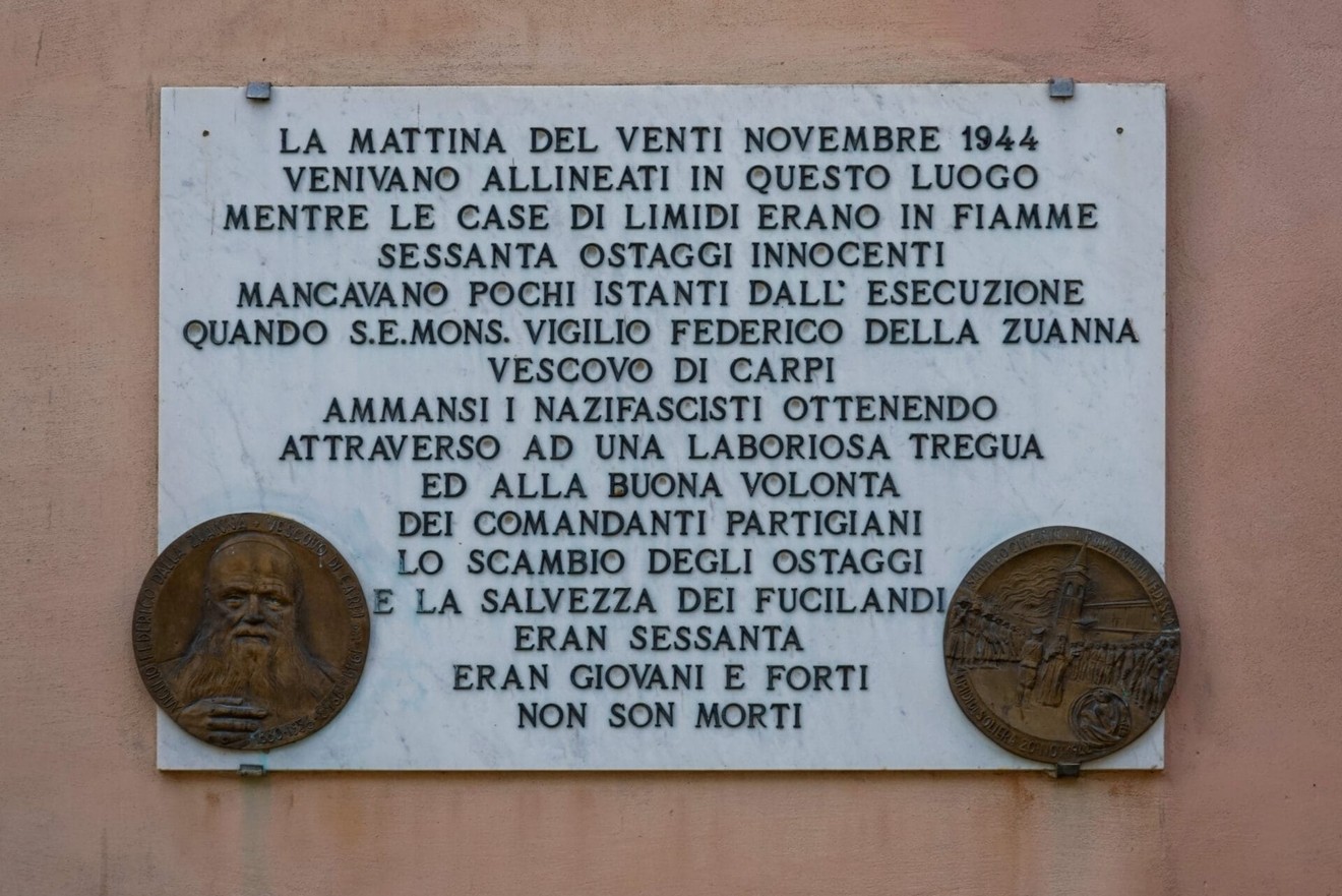 Lapide commemorativa per gli ostaggi liberati, evidenziando coraggio e speranza nella libertà.