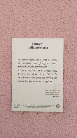 Targa commemorativa per una famiglia ebrea salvata dalla deportazione, situata in via Torino.