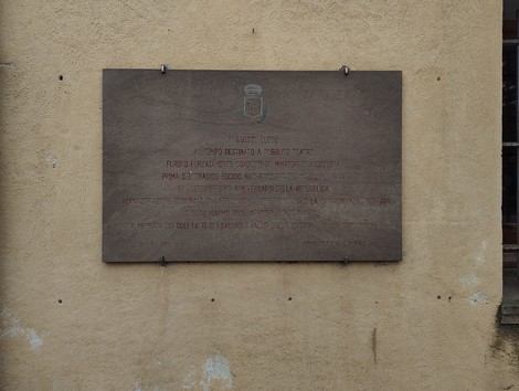 Lapide commemorativa del teatro, con dettagli storici e artistici sulla sua importanza culturale.