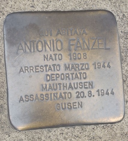 Pietra d'inciampo dedicata a Antonio Fanzel, commemorando la sua deportazione e morte nei campi di concentramento.