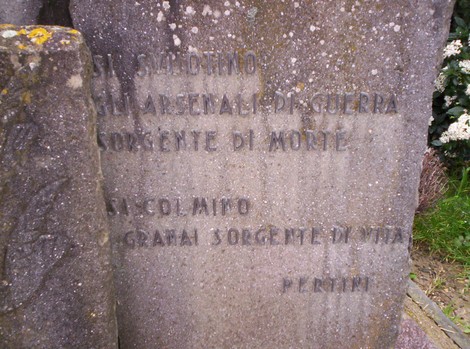 Monumento di Montagnana, commemorazione dei caduti con iscrizioni in memoria delle vittime di guerra.