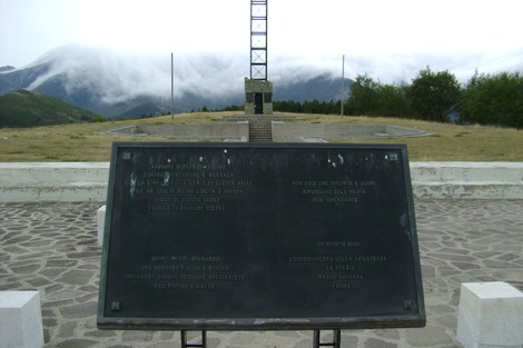 Monumento di Pace e Libertà, eretto per commemorare valori di libertà e giustizia in un paesaggio montano.