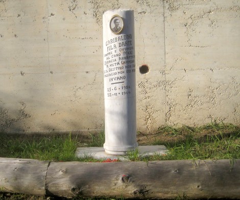 Cippo commemorativo dedicato a Fila Dautre, situato in un ambiente suggestivo e storico.