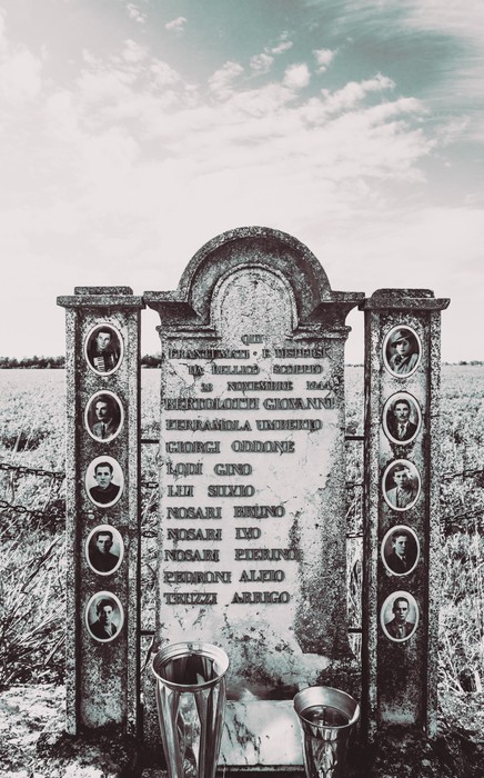 Monumento commemorativo dedicato ai lavoratori uccisi, con fotografie e nomi delle vittime.