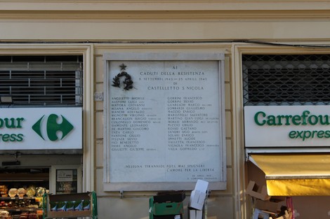 Lapide commemorativa ai caduti partigiani di Castelletto, con elenco di nomi e simbolo della Resistenza.