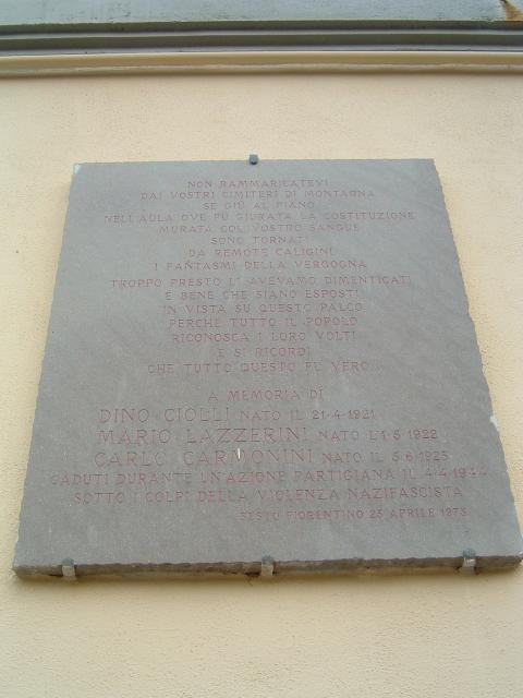 Lapide commemorativa alla Stazione di Montorsoli in memoria di eroi della resistenza.