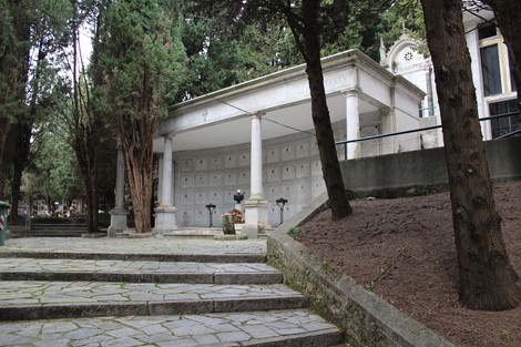 Sacrario dei partigiani di Torbella, luogo di commemorazione circondato da alberi e scalinate.